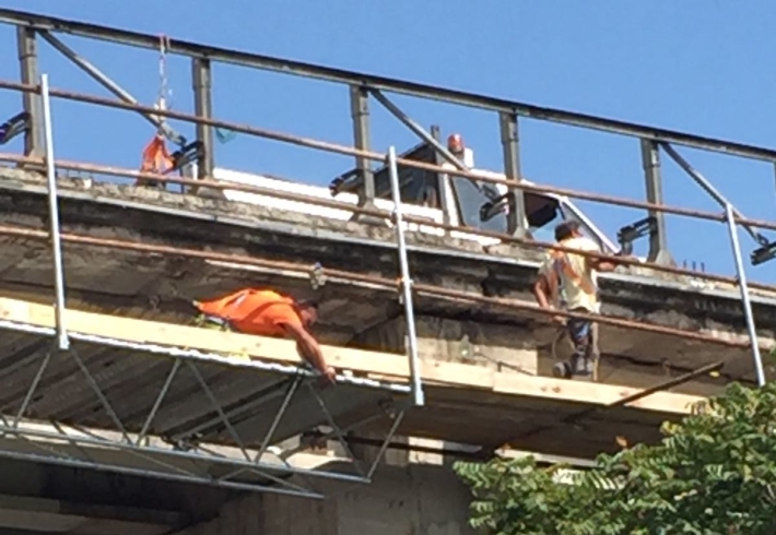 “Lavoratori senza casco sui ponteggi della tangenziale di Salerno” - aSalerno.it