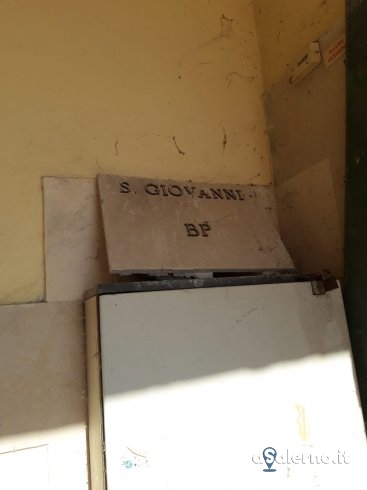 Lastra di marmo ancora staccata al Cimitero, cittadini chiedono intervento - aSalerno.it