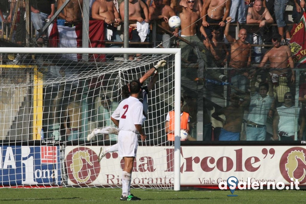 Sal: Crotone - Salernitana, campionato serie C Nella Foto: intervento di pinna Foto TanoPress