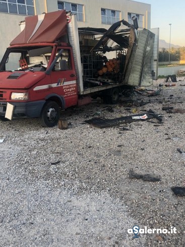 Scoppia camioncino dei fuochisti dopo una processione a Battipaglia – LE FOTO - aSalerno.it