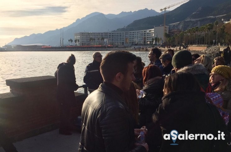 Artista di strada fermato dai vigili a Salerno, i turisti: ” Lasciatelo suonare..” - aSalerno.it