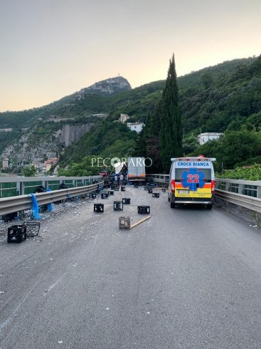 Ennesimo scontro sul Viadotto Gatto, impatto tir e auto: polemiche sulla sicurezza - aSalerno.it