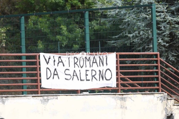 Ritiro granata, linee di pensiero contrapposte: 2 striscioni sui patron - aSalerno.it