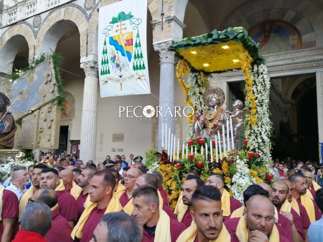 Salerno abbraccia San Matteo, la processione incanta i fedeli - aSalerno.it
