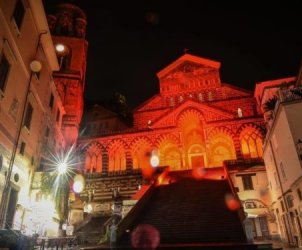 amalfi-25-novembre-2018-duomo-rosso-violenza-sulle-donne-foto-michele-abbagnara-03-750x375