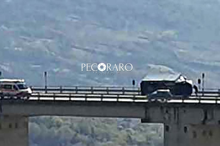 Furgone in bilico sul viadotto, conducente salvato in extremis - aSalerno.it