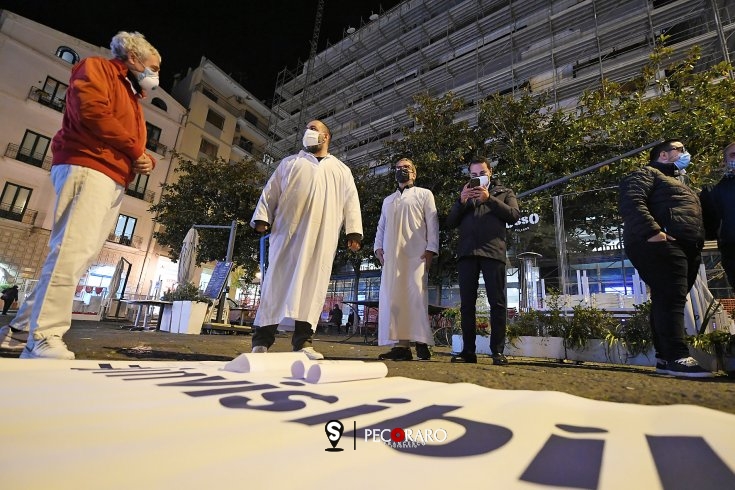 “Per loro siamo fantasmi, invisibili”, la protesta dei commercianti a Salerno - aSalerno.it