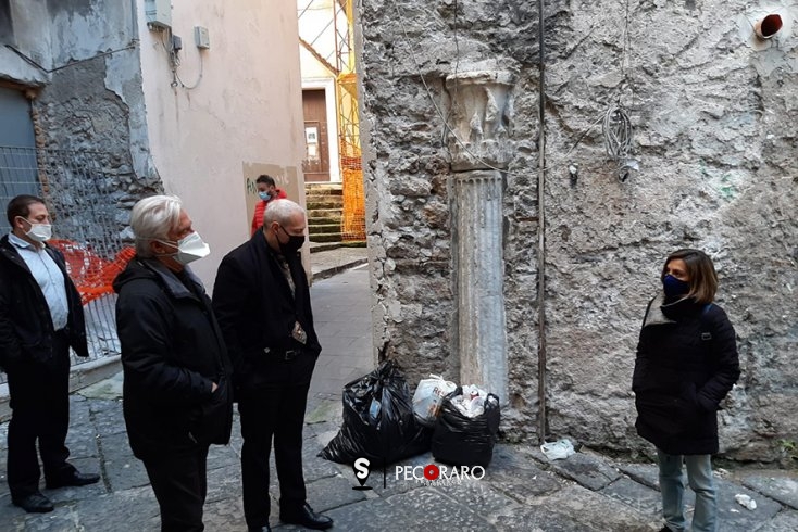 Rifiuti abbandonati nel centro storico, sopralluogo del Sindaco Napoli - aSalerno.it