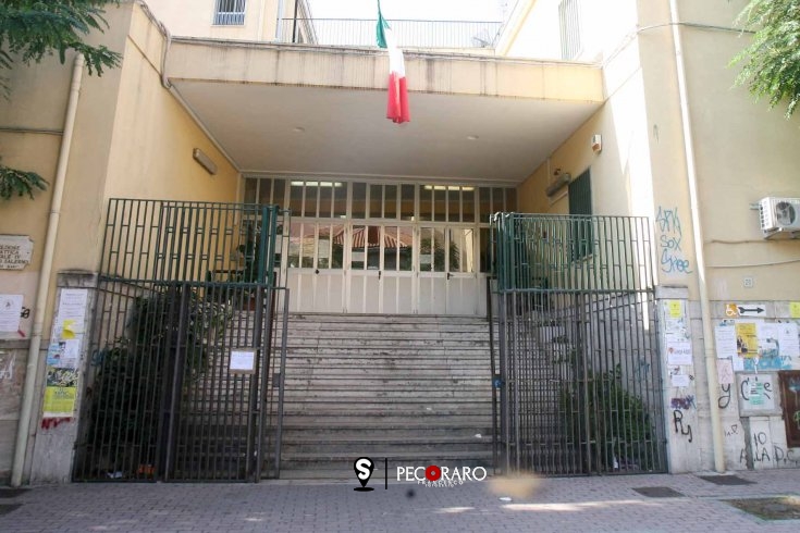 Tifo a scuola alla Matteo Mari, genitori con l’insegnante: “Trasferito sano entusiasmo sportivo” - aSalerno.it