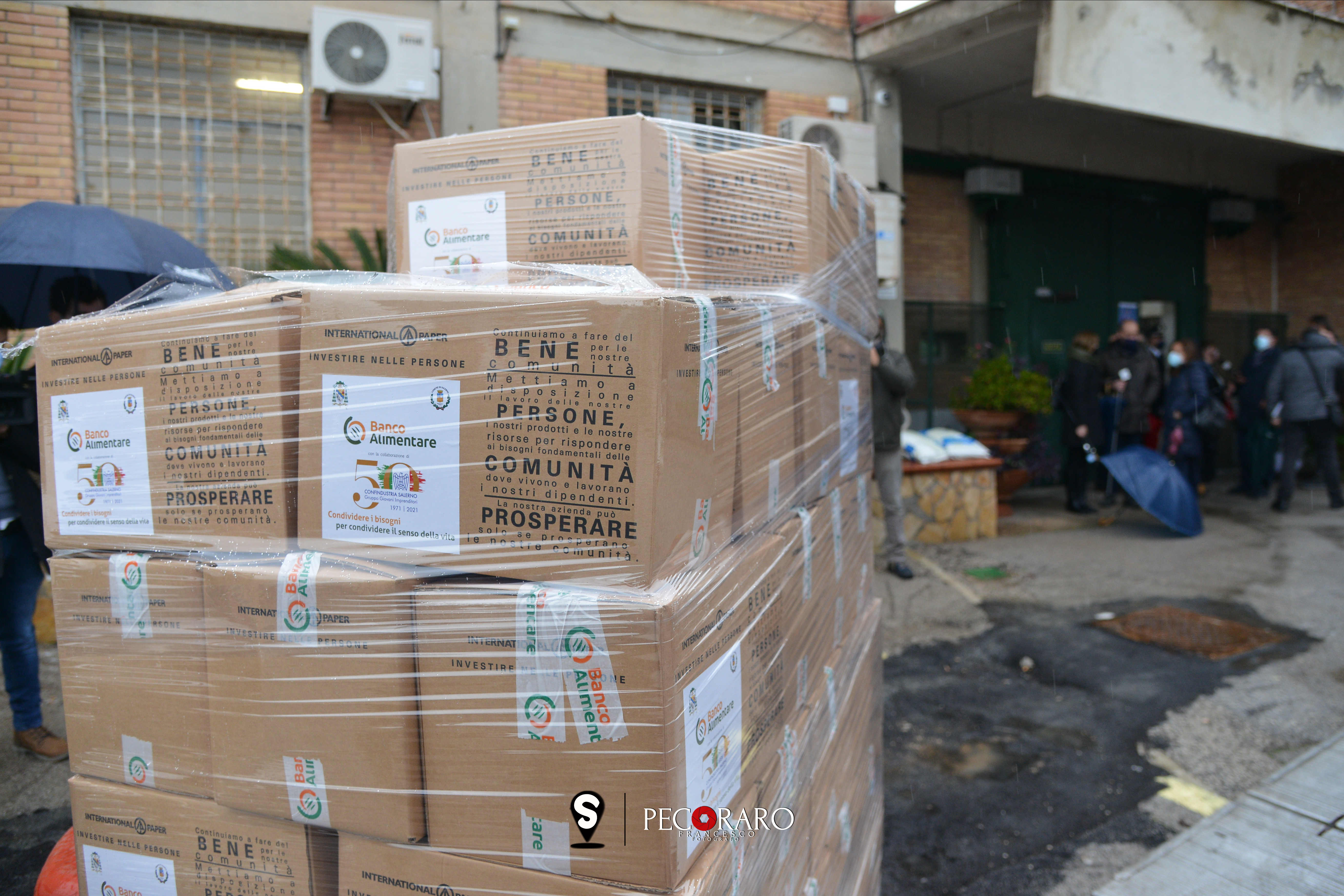 Consegna pacchi alimentari detenuti poveri Carcere Fuorni Salerno foto Francesco Pecoraro/Tanopress