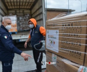 Consegna pacchi alimentari detenuti poveri Carcere Fuorni Salerno foto Francesco Pecoraro/Tanopress
