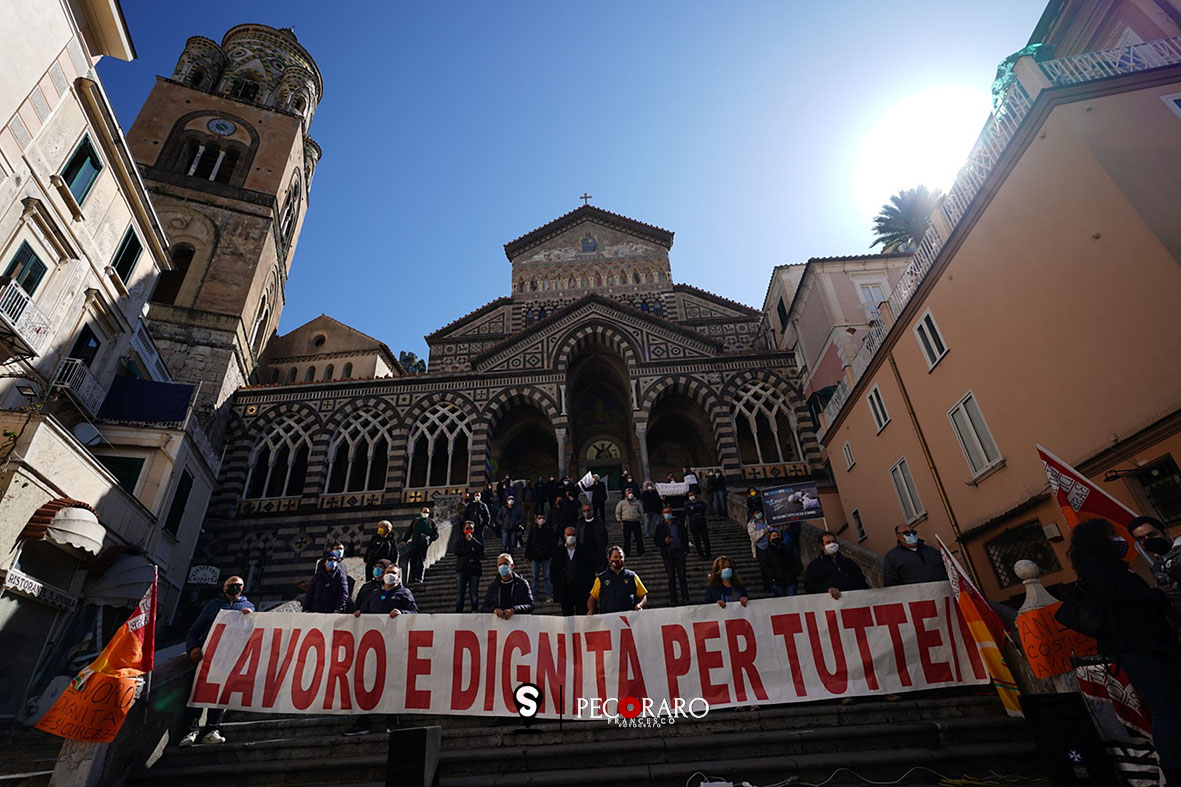 SAL - 10 04 2021 Amalfi Duomo. Protesta lavoratori stagionali. Foto Tanopress