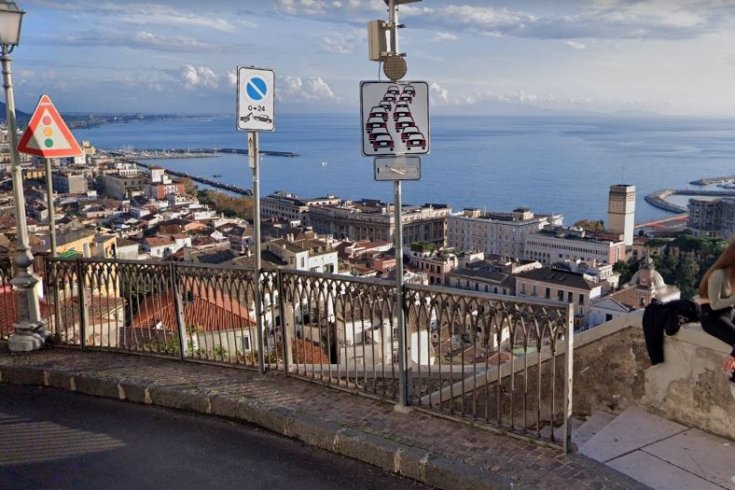 Mangiavano e bevevano sui gradoni nel centro storico alto, multe a giovani da 400 euro - aSalerno.it