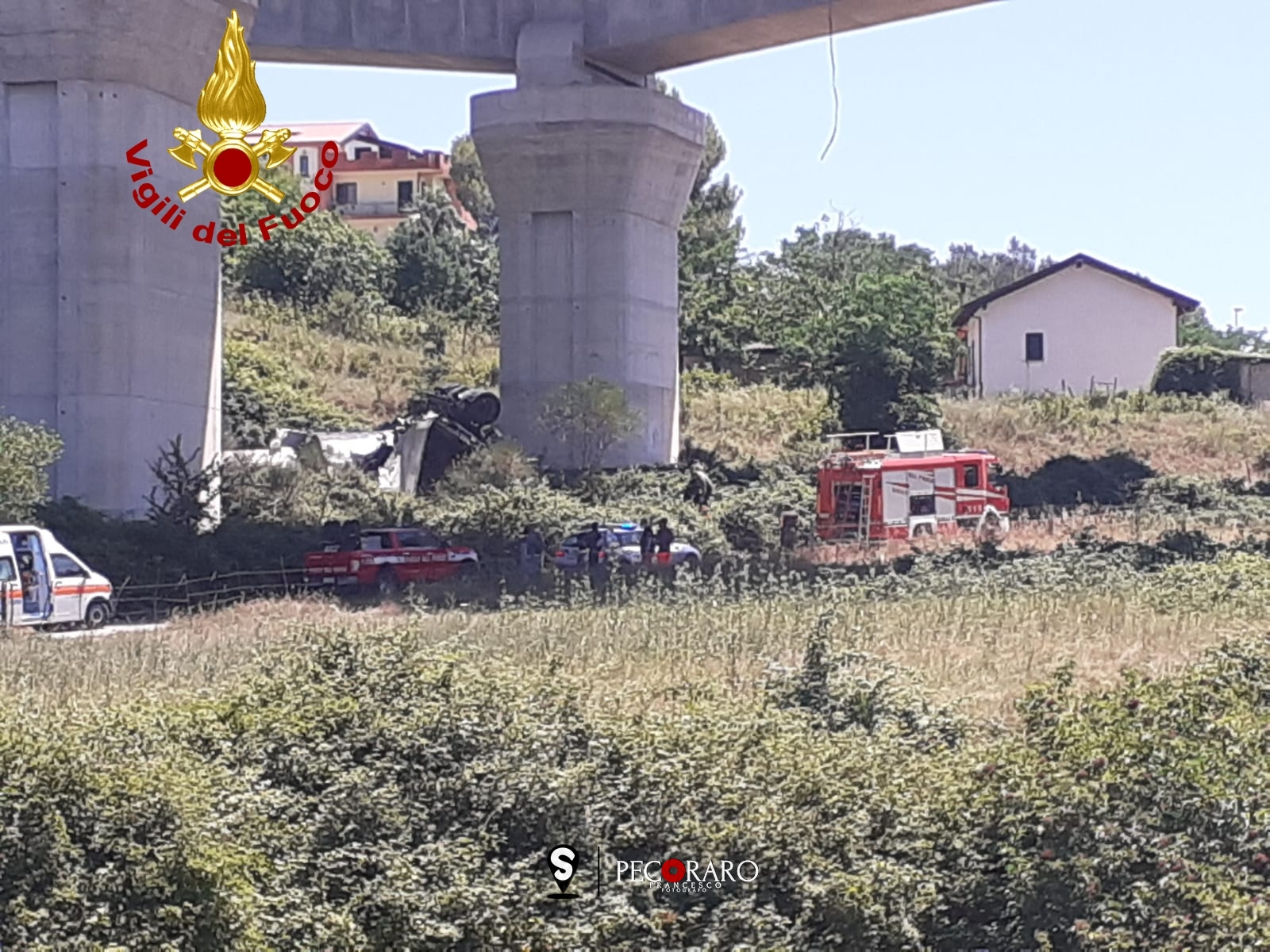 Tragedia a Campagna, tir precipita dal viadotto due morti
