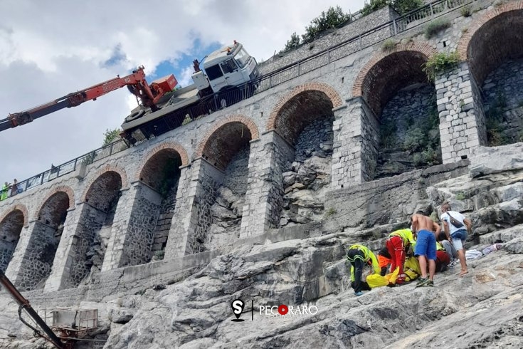 Cade dal cestello della gru, operaio precipita sugli scogli - aSalerno.it