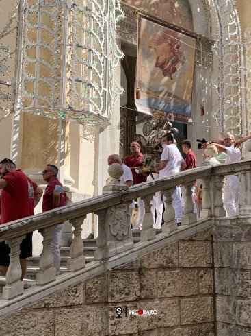 San Matteo lascia la Cattedrale, direzione Piazza della Libertà per il Solenne Pontificale - aSalerno.it