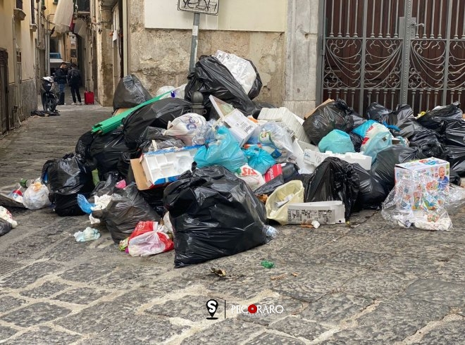 Rifiuti e conferimento a Salerno, notte di controlli a tappeto: verbali anche a condomini - aSalerno.it