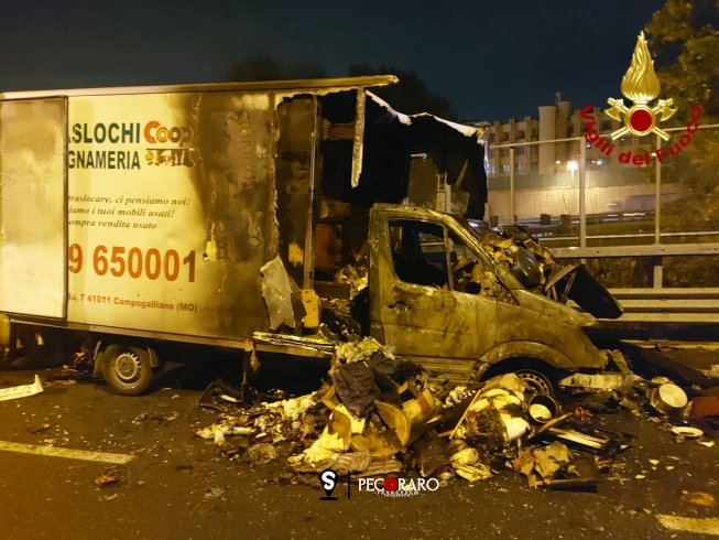 Autocarro in fiamme sulla A2, traffico bloccato - aSalerno.it