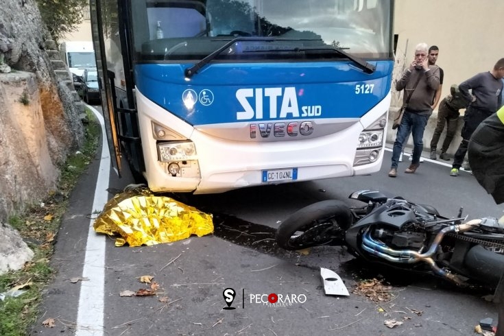 Incidente mortale a Capo d’Orso, motociclista finisce sotto un bus - aSalerno.it