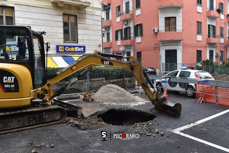 Altra buca in via Marino Paglia, traffico bloccato - aSalerno.it