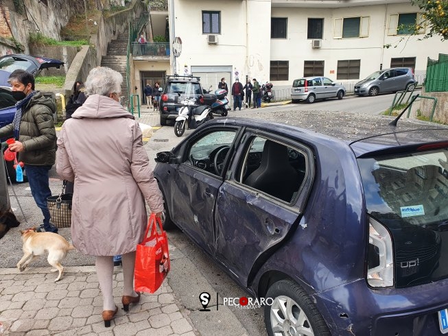 Ordigni distruttivi a Salerno, danni e paura in via Laspro. Distrutta vetrata del Comune - aSalerno.it