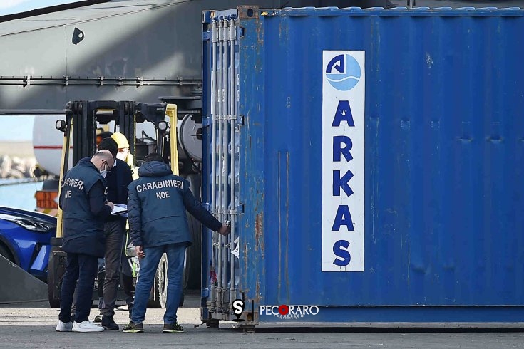 Rifiuti dalla Tunisia nel porto di Salerno, iniziate le operazioni di scarico – LE FOTO - aSalerno.it