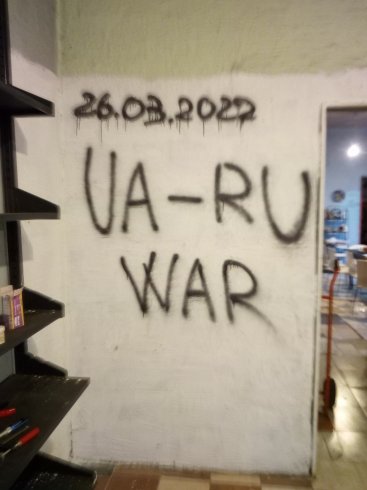 Scritte sulla guerra ad imbrattare i muri nel Centro Sociale Jan Assen di Salerno - aSalerno.it