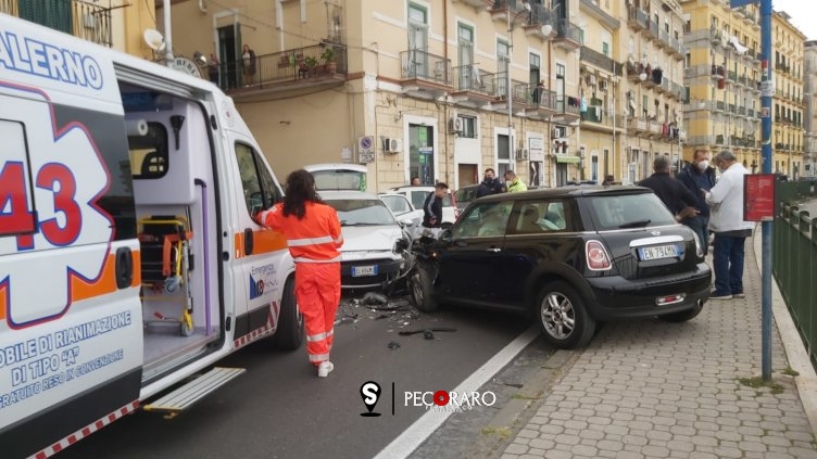 Impatto frontale in via Porto, traffico in tilt - aSalerno.it