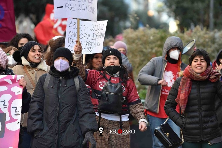 8 marzo, corteo a Salerno contro la violenza sulle donne e la parità di genere - aSalerno.it