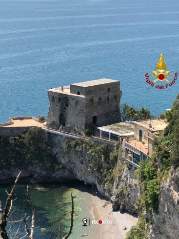 Erchie, incendio a Torre Cerniola - aSalerno.it
