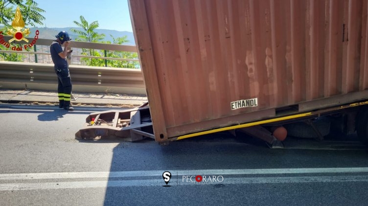 Viadotto Gatto, autotreno perde il rimorchio - aSalerno.it