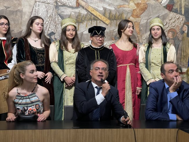 Spettacoli itineranti, un festival “alla tavola della Principessa Costanza” - aSalerno.it