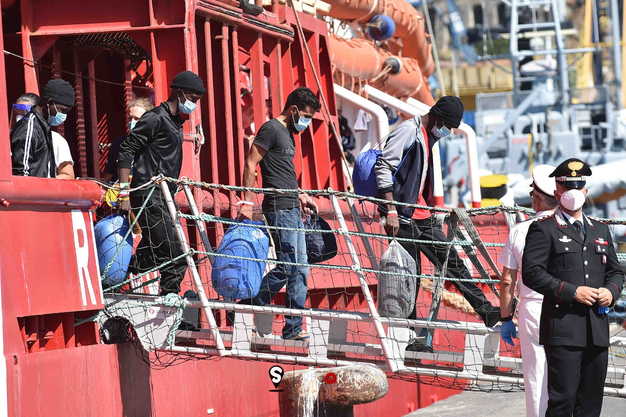 sal - 01 08 2022 salerno sbarco migranti al porto di salerno foto tanopress