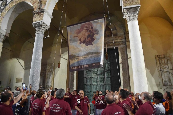 Salerno riabbraccia San Matteo, l’emozione dell’Alzata del panno – LE FOTO - aSalerno.it