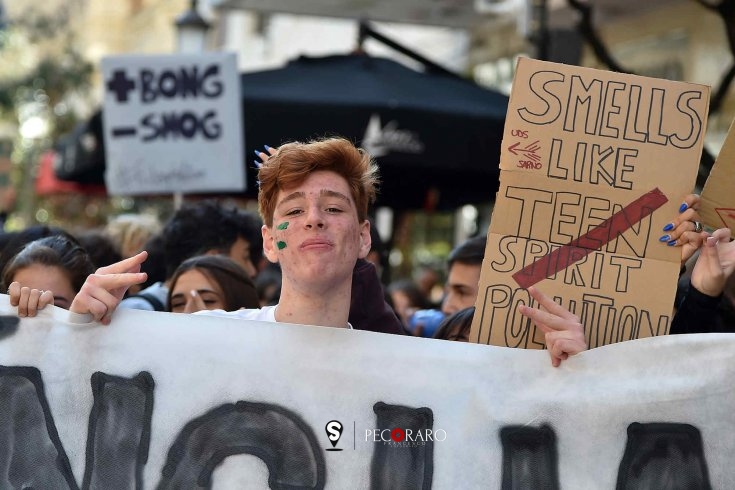 Scuola, è il Global Strike: studenti in strada per il clima e non solo – LE FOTO - aSalerno.it