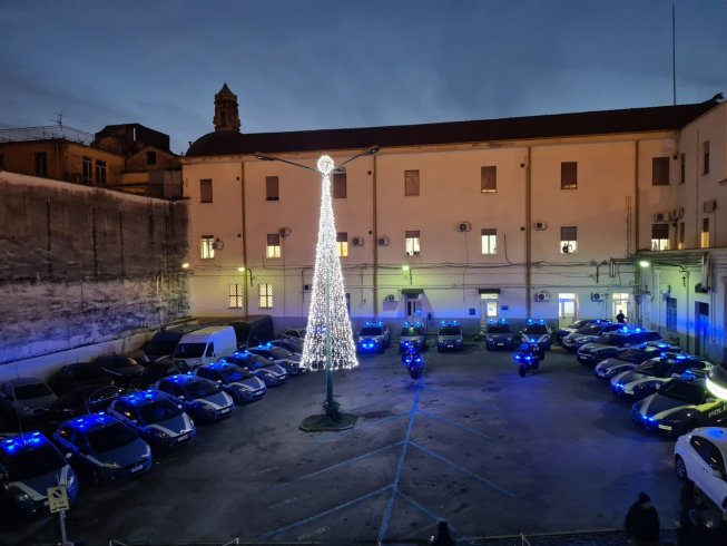 Si accende l’albero di Natale anche nella Questura di Salerno - aSalerno.it