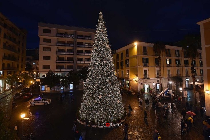 Sotto la pioggia si accende l’albero di piazza Portanova – LE FOTO - aSalerno.it
