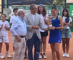 Il presidente del Social Tennis Club di Cava Luca Ricciardelli premia la vincitrice dell'Open Femminile Sara Milanese