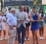 Il presidente del Social Tennis Club di Cava Luca Ricciardelli premia la vincitrice dell'Open Femminile Sara Milanese